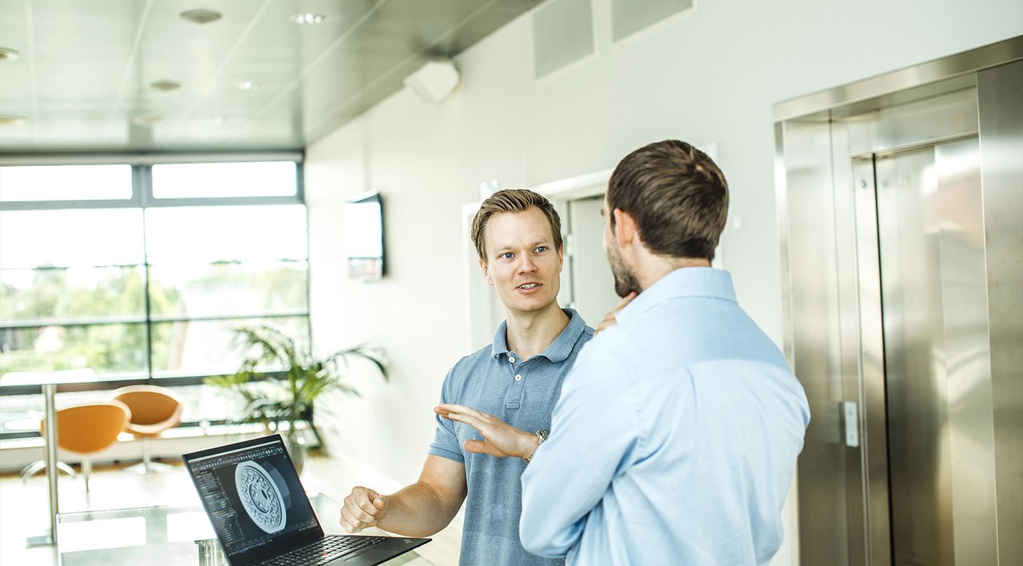 To mand kigger på PC med 3D-print design